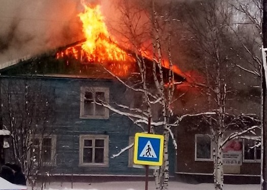 Пожар в Карпогорах тушили 6 часов